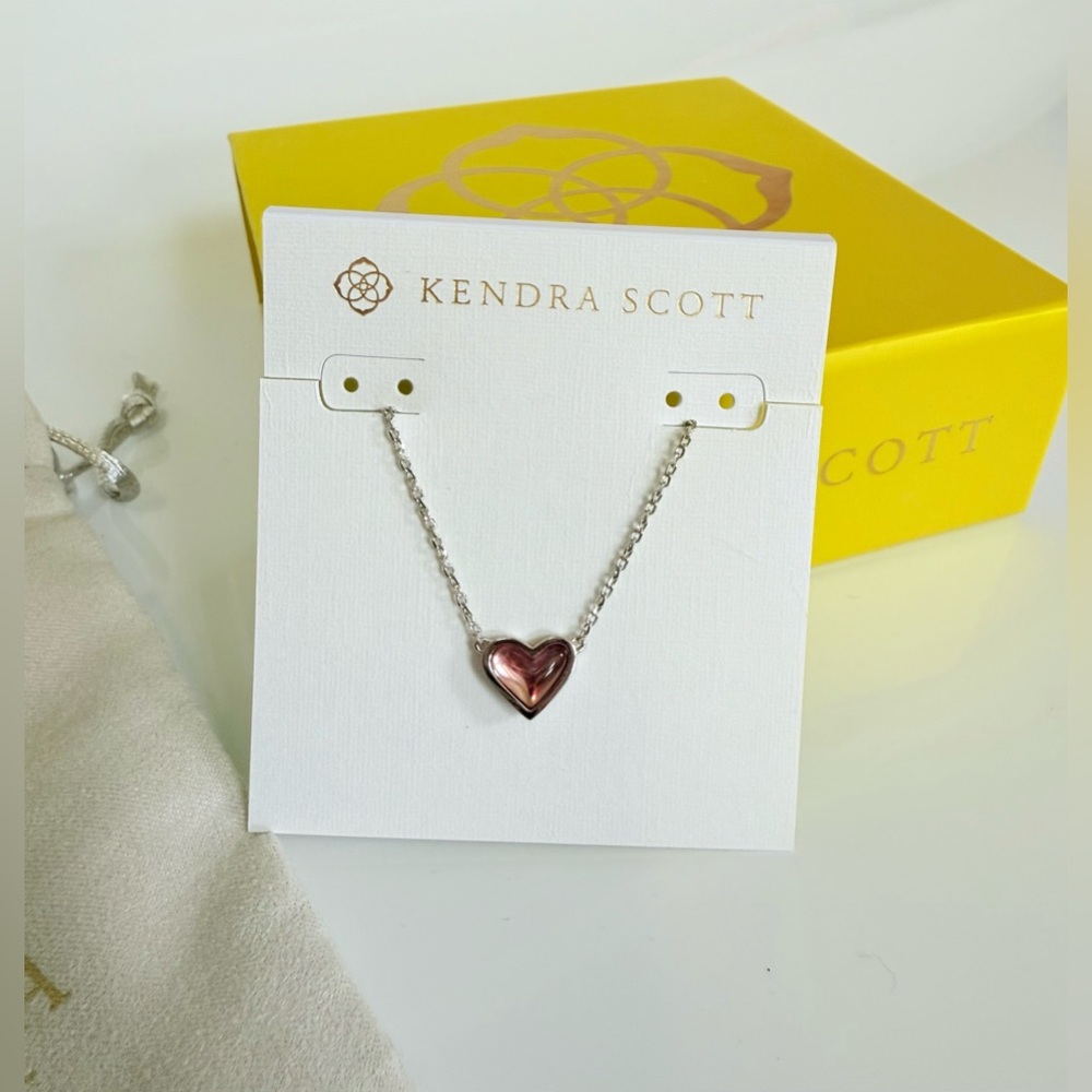 KENDRA SCOTT Framed Ari Heart Pendant Necklace Pink Blush Diachronic Glass NWT - Picture 3 of 11